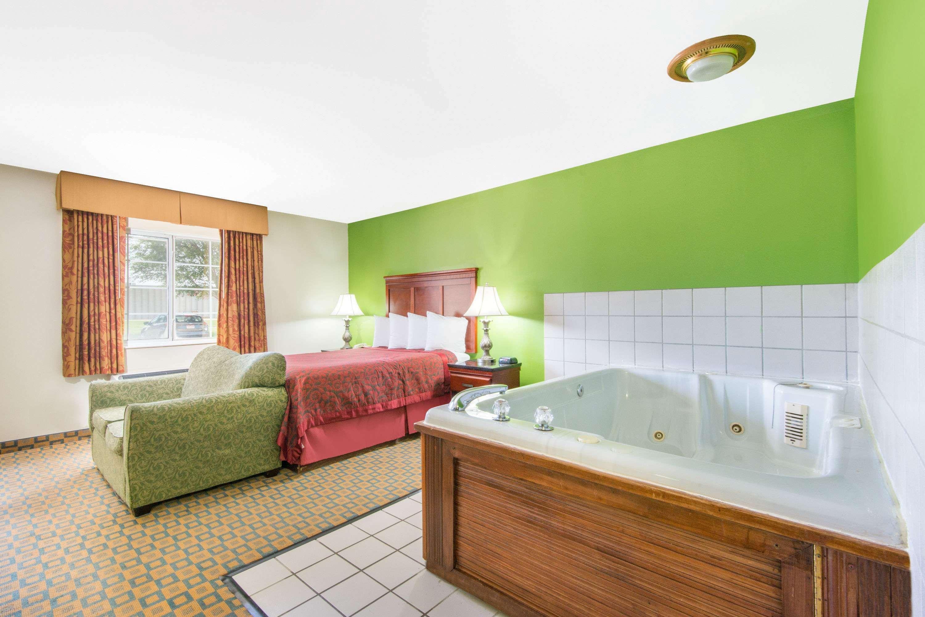 Days Inn & Suites By Wyndham Ουιτσιτά Εξωτερικό φωτογραφία