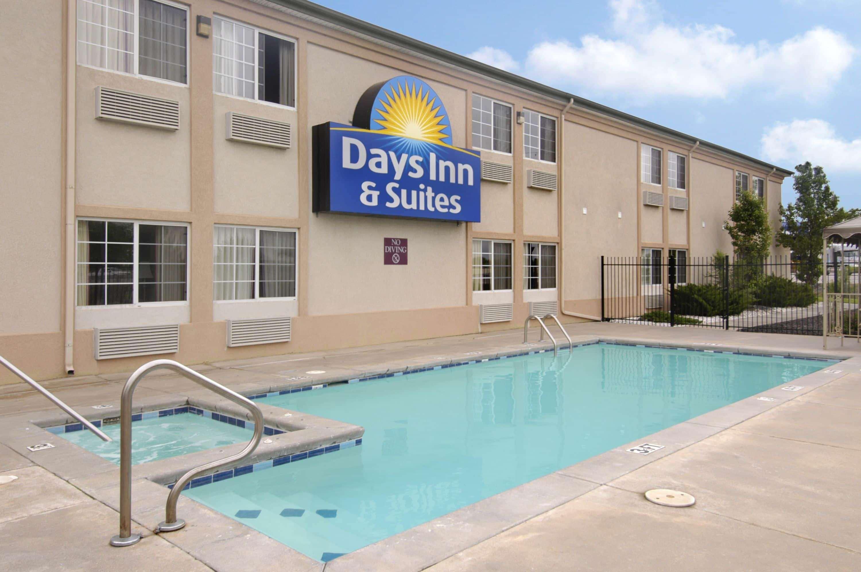 Days Inn & Suites By Wyndham Ουιτσιτά Εξωτερικό φωτογραφία
