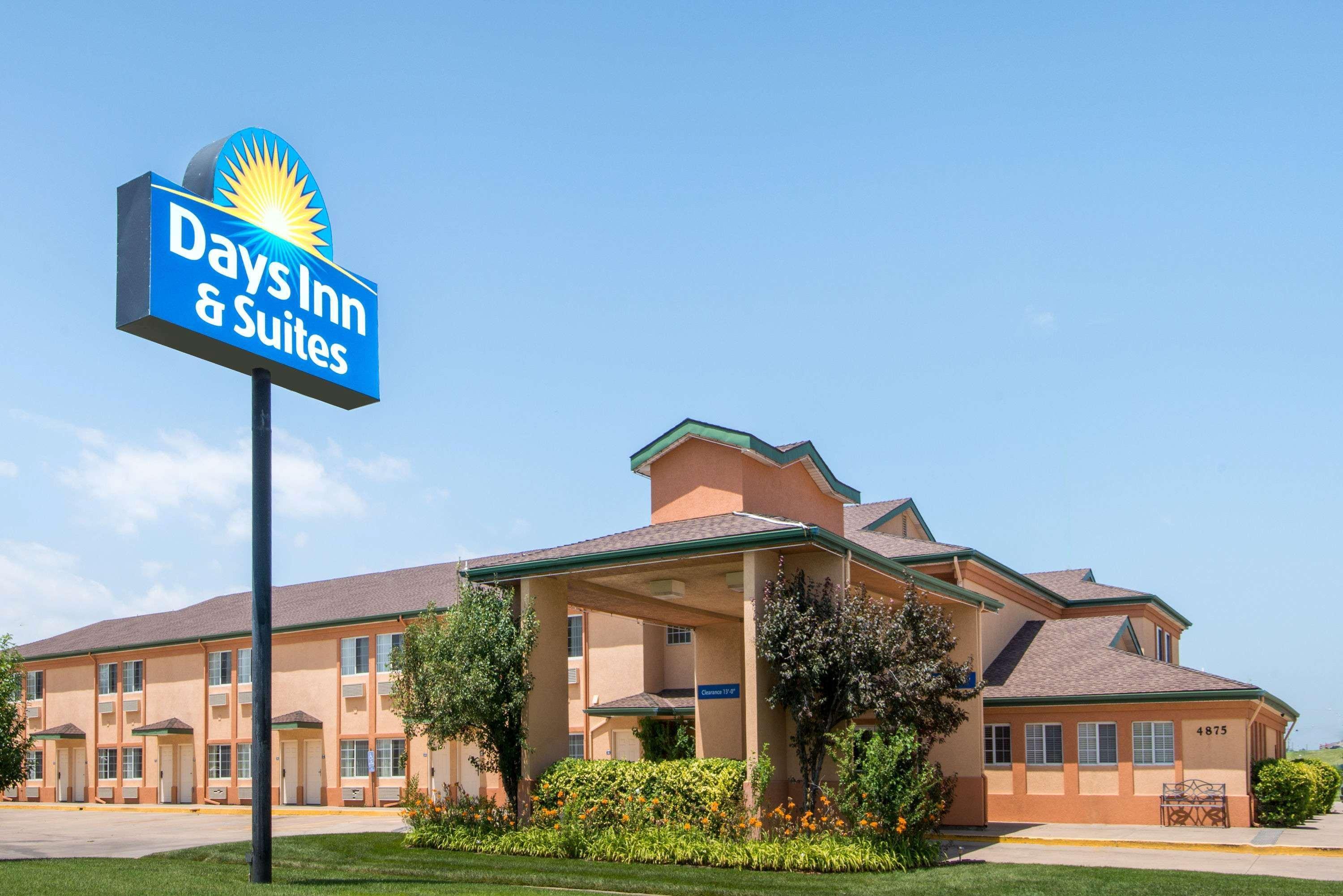 Days Inn & Suites By Wyndham Ουιτσιτά Εξωτερικό φωτογραφία