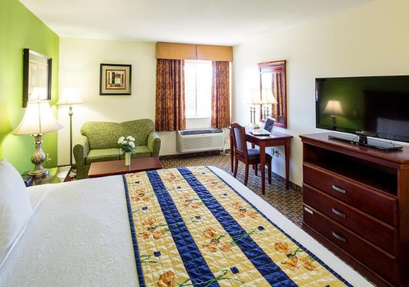 Days Inn & Suites By Wyndham Ουιτσιτά Εξωτερικό φωτογραφία