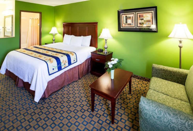 Days Inn & Suites By Wyndham Ουιτσιτά Εξωτερικό φωτογραφία