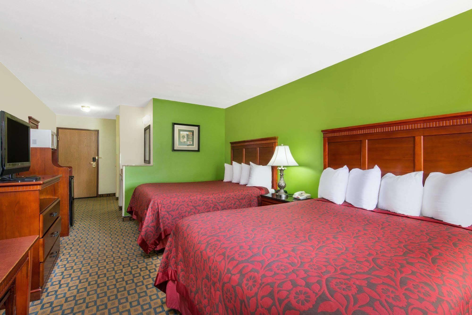 Days Inn & Suites By Wyndham Ουιτσιτά Εξωτερικό φωτογραφία