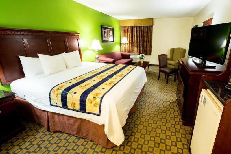 Days Inn & Suites By Wyndham Ουιτσιτά Εξωτερικό φωτογραφία
